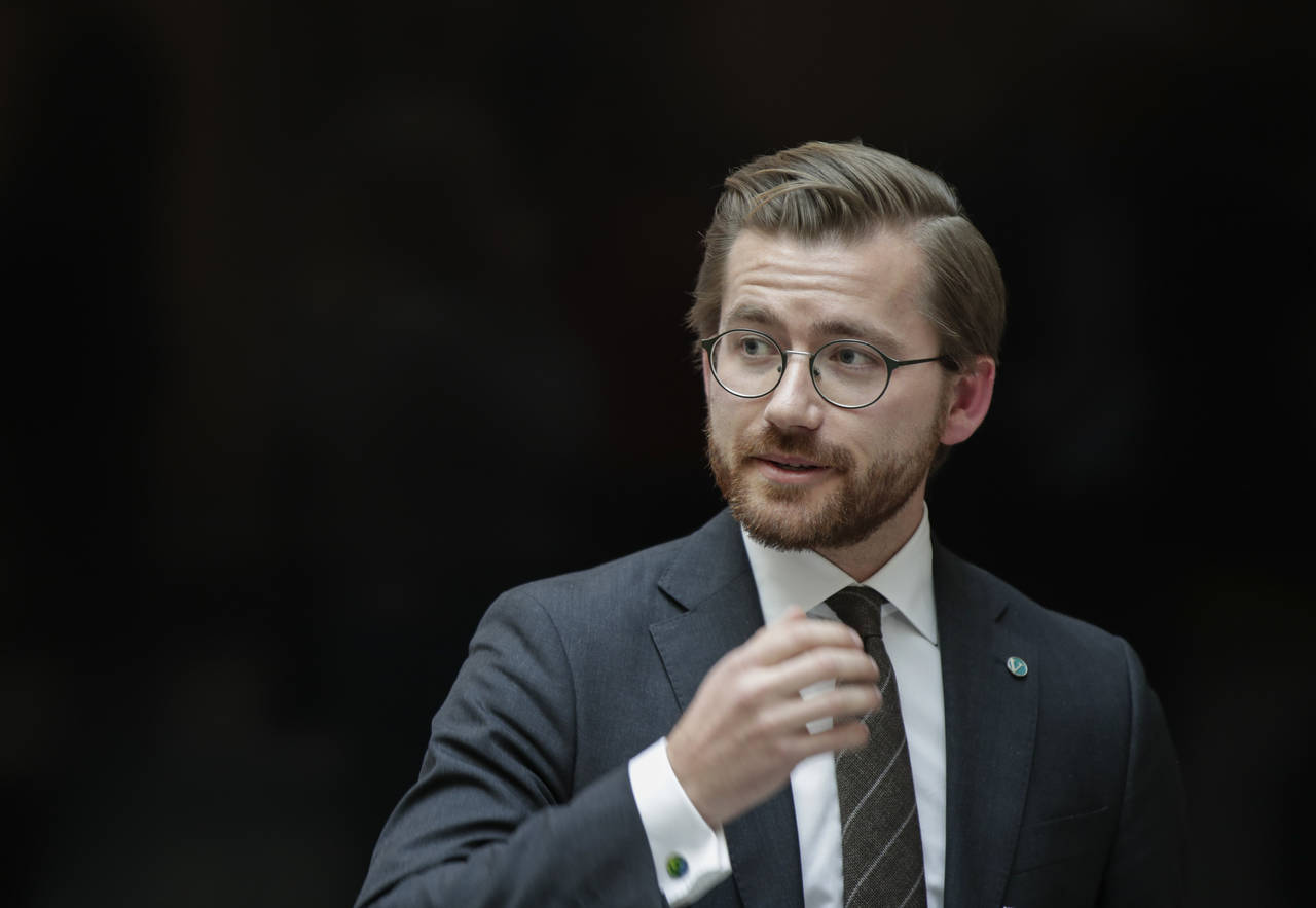 Klima- og miljøminister Sveinung Rotevatn (V), håper å få med seg resten av Stortinget mot regjeringens nye e-lov. Foto: Vidar Ruud / NTB scanpix