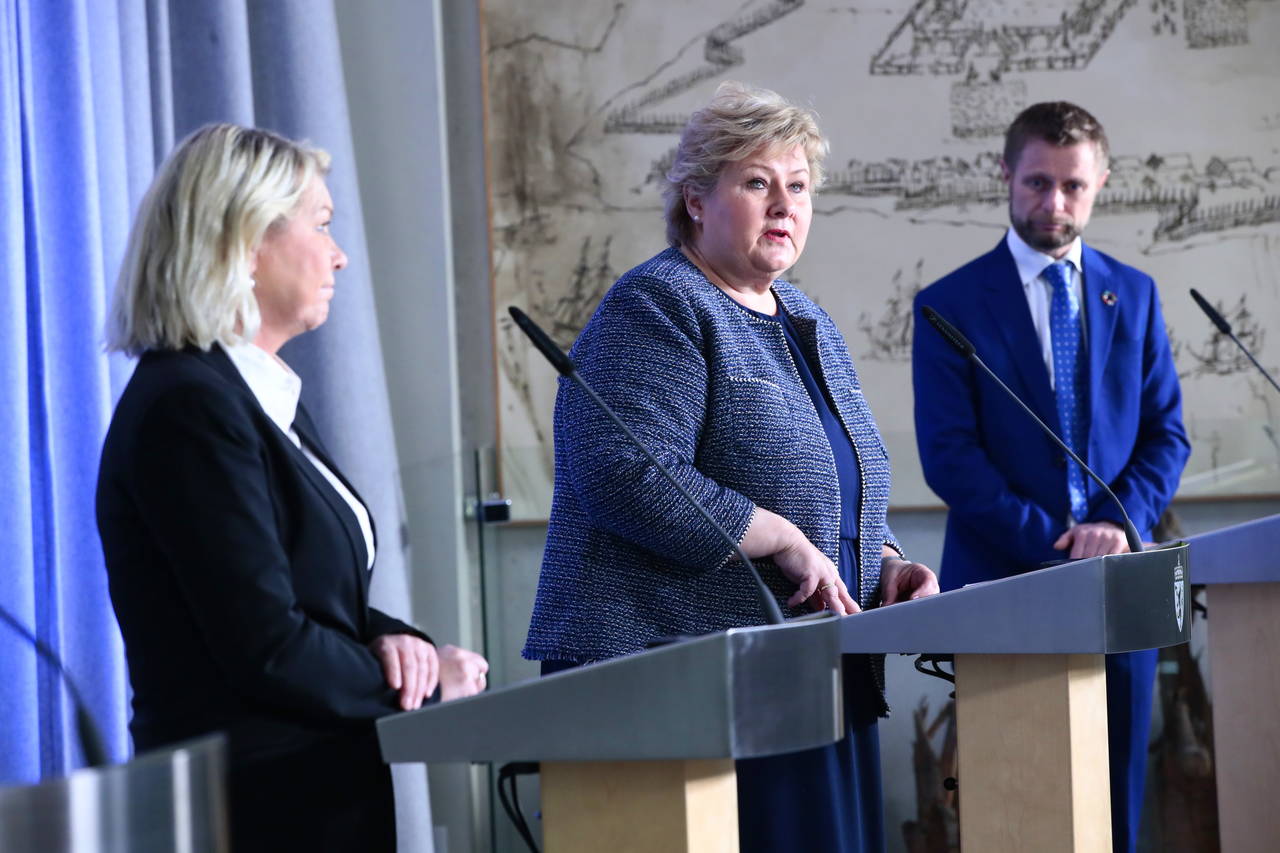 Statsminister Erna Solberg (H), (i midten), justis- og beredskapsminister Monica Mæland (H) og helse- og omsorgsminister Bent Høie (H) vil også i ukene etter påske ha hendene fulle med å håndtere koronakrisen. Foto: Lise Åserud / NTB scanpix