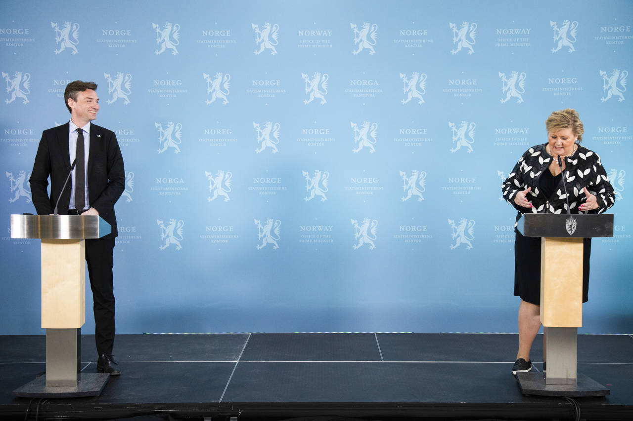 Forsknings- og høyere utdanningsminister Henrik Asheim (H) og statsminister Erna Solberg (H) under pressekonferansen om kompetansereformen «Lære hele livet» onsdag. Foto: Thomas Brun / NTB scanpix