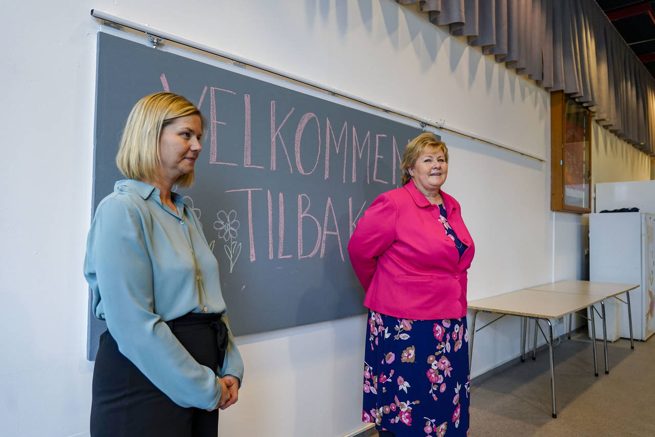 Statsminister Erna Solberg (H) og kunnskapsminister Guri Melby (V) besøkte Ellingsrudåsen skole i Oslo mandag. Her fikk de møte elever på barnetrinnet som har startet på skolen igjen etter seks uker med hjemmeskole. Foto: Håkon Mosvold Larsen / NTB scanpix