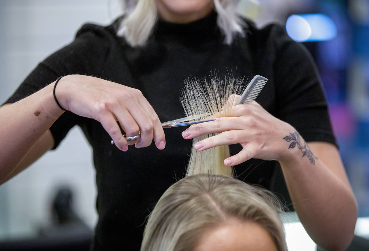 Frisørene kan komme tilbake på jobb mandag. Nå er smitteverntiltakene klare. Foto: Gorm Kallestad / NTB scanpix