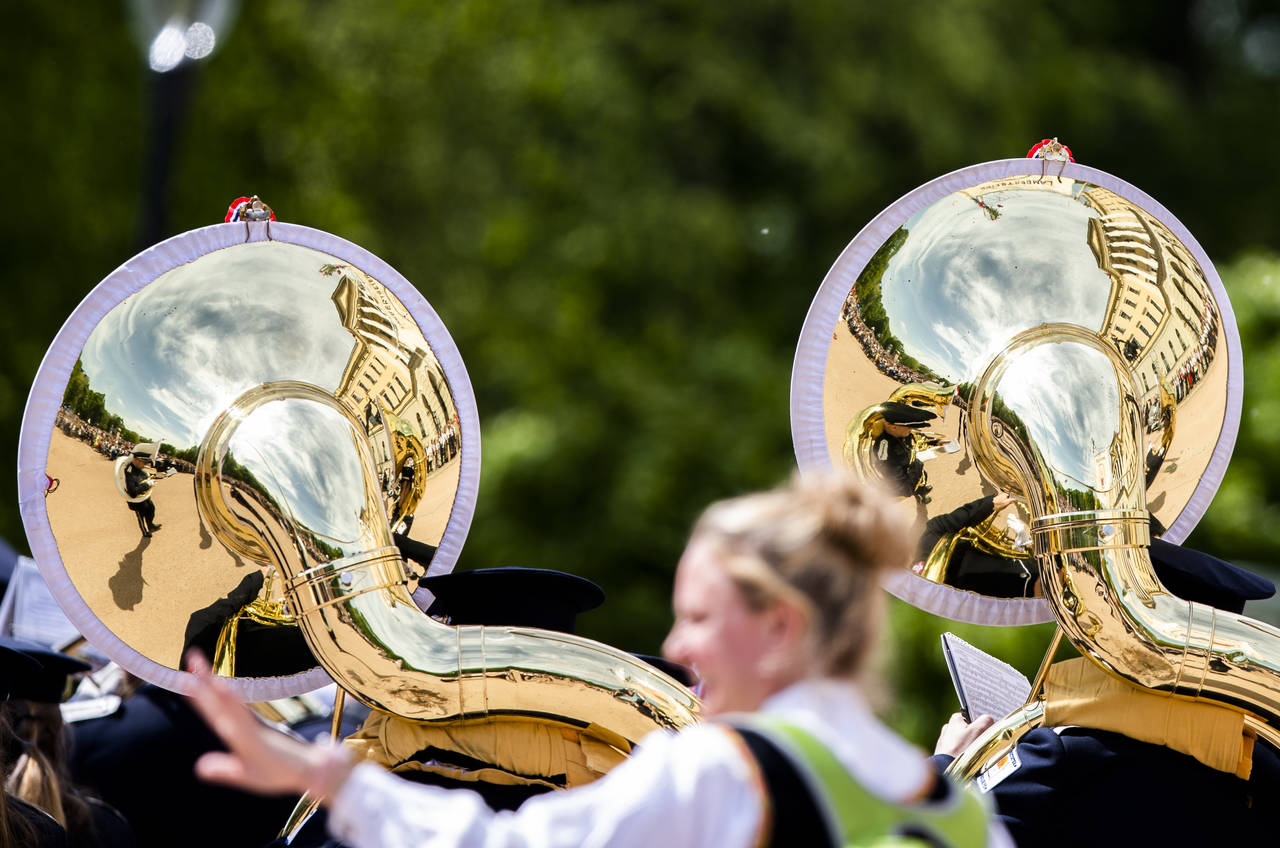 I fjor spilte tubaene foran Slottet 17. mai. I år blir det annerledes - men det blir korps rundt omkring i landet. Foto: Berit Roald / NTB scanpix