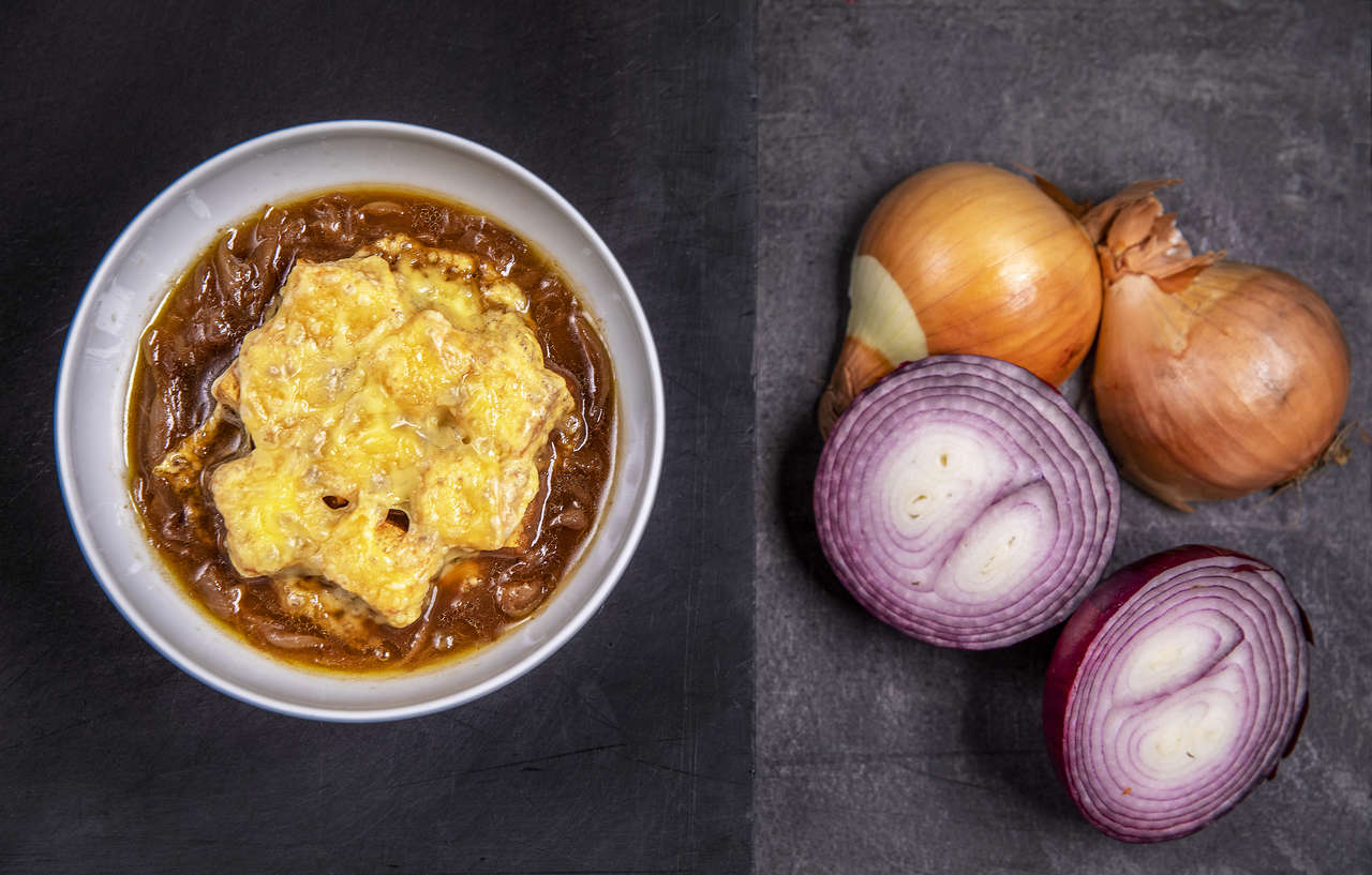 FRANSK FAVORITT: Du trenger nesten bare løk, loff og ost for å lage en fransk løksuppe. Foto: Ole Berg-Rusten / NTB scanpix