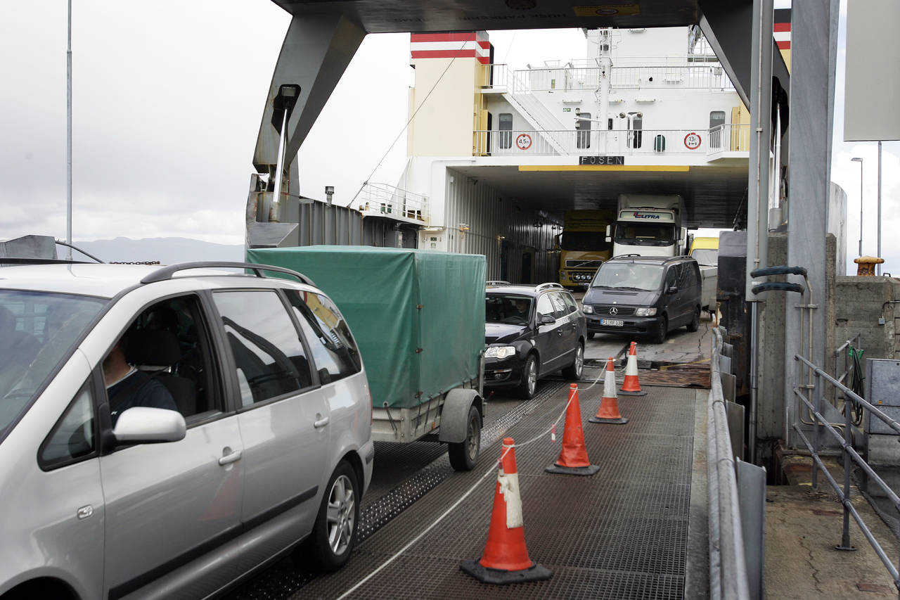 Biler og ferje ved Flakk-Rørvik i Trondheim. Illustrasjonsfoto: Gorm Kallestad / NTB scanpix.