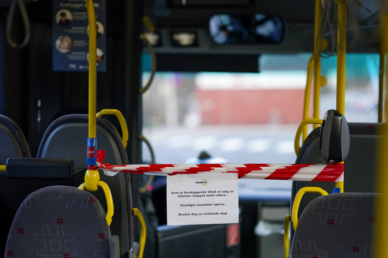 Kollektivtransporten har flere steder kjørt med redusert rutetilbud. Samtidig som tilbudet nå normaliseres, innfører bransjen strengere smittevernregler. Foto: Cornelius Poppe / NTB scanpix