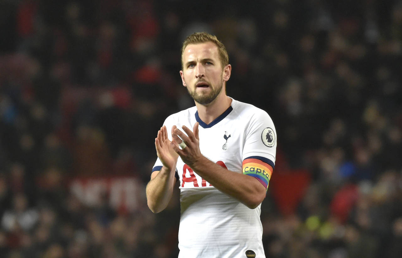 Harry Kane vurderer om han vil forlate Tottenham. Gary Neville mener Manchester United burde kjøpe spissen. Foto: Rui Vieira / AP / NTB scanpix