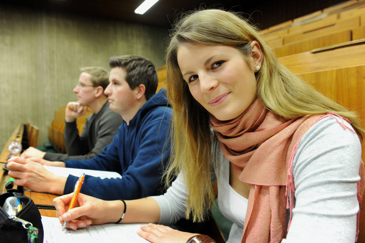 Studentene sikres at en del av tilleggslånet blir gitt som stipend, i en tid da mange mister inntektene og forelesningene er flyttet fra sal til nett. Foto: Frank May / NTB scanpix