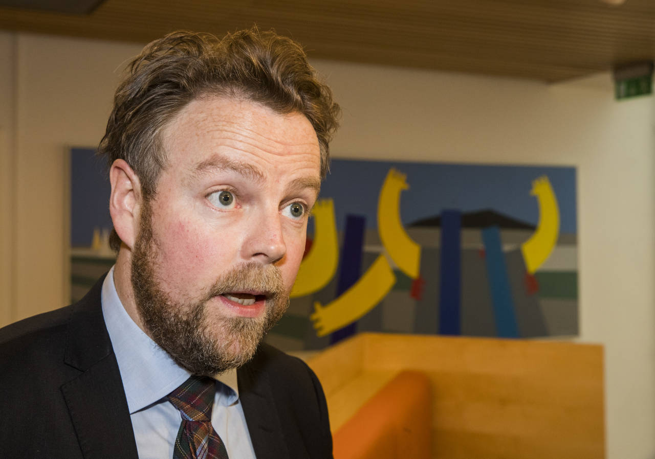 Arbeids- og sosialminister Torbjørn Røe Isaksen sier lovendringen er et tydelig signal til dem som spekulerer i å få sykepenger mens man er i selvpåført karantene. Foto: Terje Pedersen / NTB scanpix