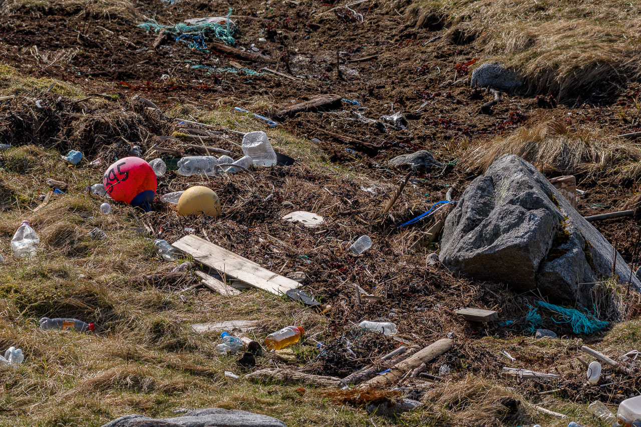 I disse dager dukker det opp plast, mikroplast og mye skrot i strandkanten rundt om i landet etter vinteren. Illustrasjonsfoto: Kurt Helge Røsand / KSU.NO