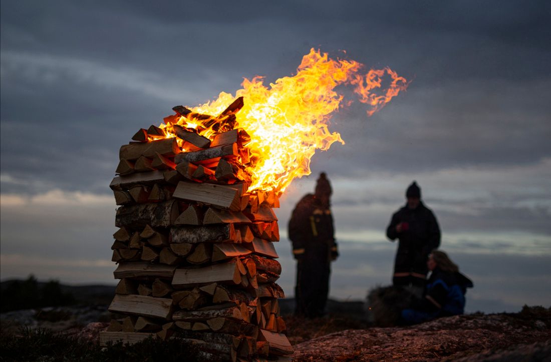 Varder ble tent over hele landet 8. oktober 2019, for å varsle om at naturen vår raseres av vindindustri. 30. mars informerte Monica Mæland om at vindkraftbransjen får unntak fra koronareglene. I dag ble det kjent at den tyske ambassadøren i Norge truer med rettssak fordi OED har gått inn for å skåne Andmyran. Foto: Jan-Egil Eilertsen