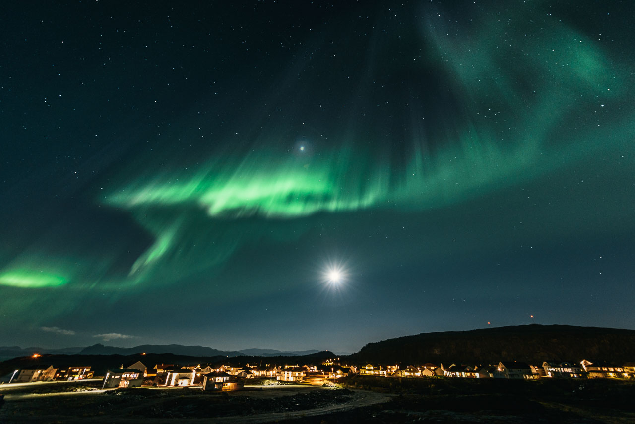 Nordlys og fullmåne over Sommero i Kristiansund. Foto: Kurt Helge Røsand / KSU.NO