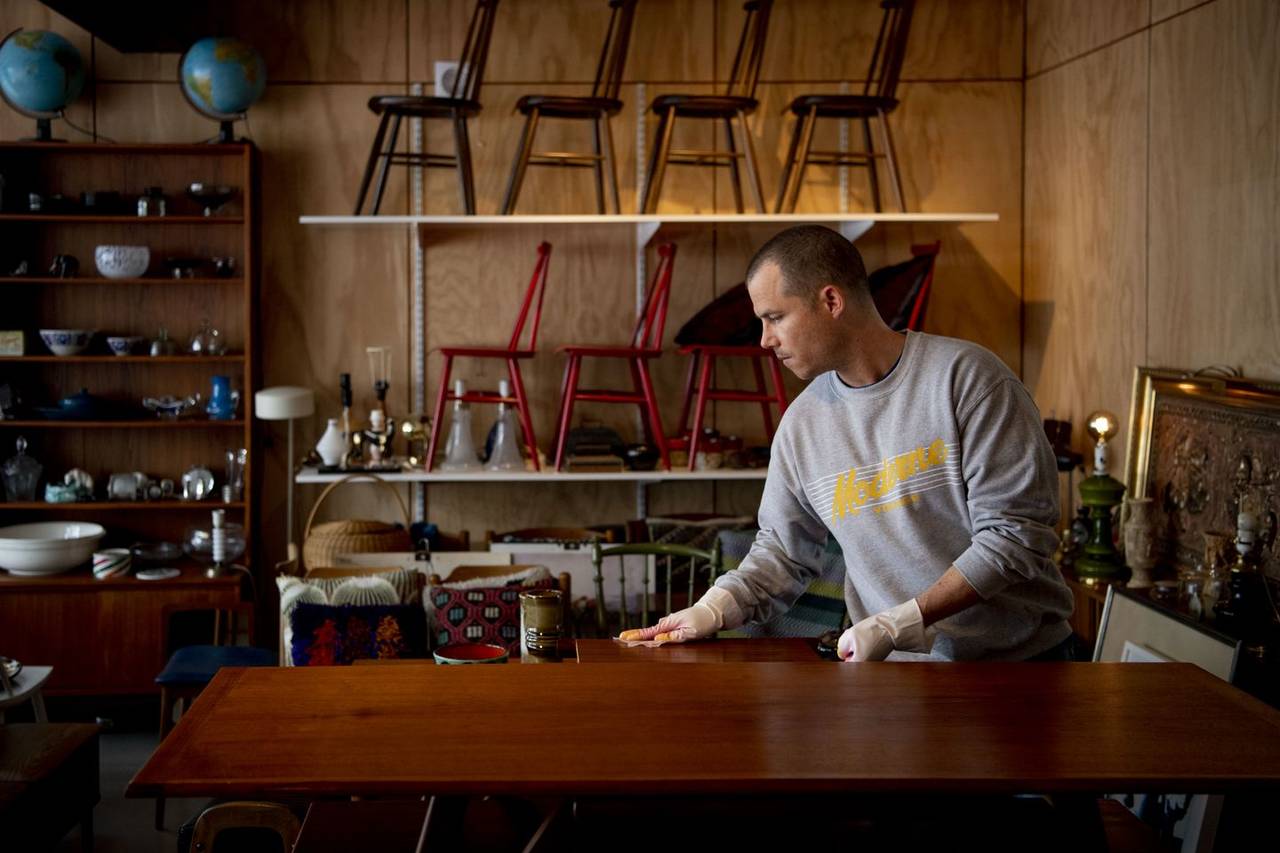 LIDENSKAP: Svein Brunstad, eier av møbelbutikken Moderne Vintage i Stavanger, har drevet med møbelsalg og restaurering siden barndommen. Foto: Privat