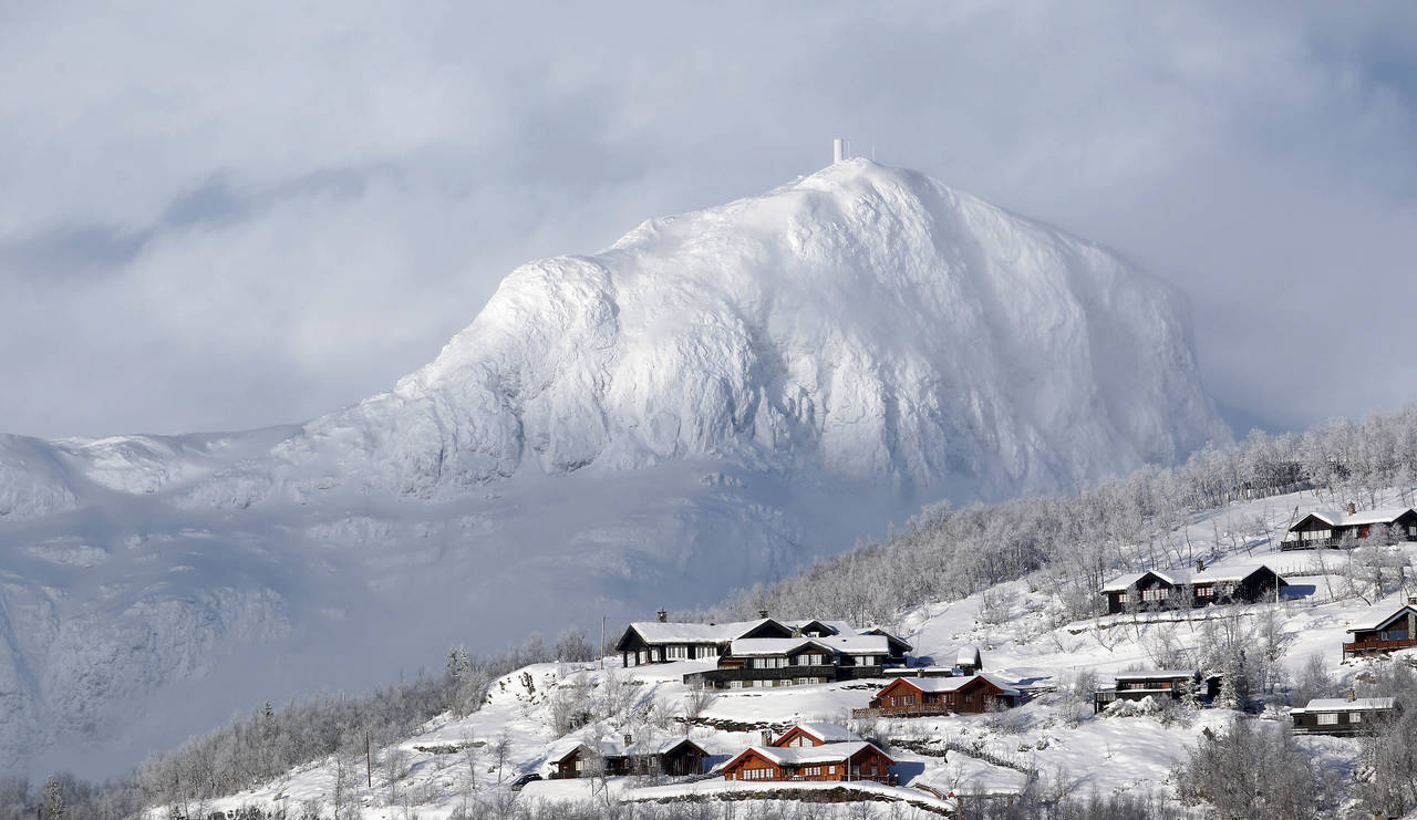 UTSIKT: Mange hytteeiere drømmer i disse dager om å kunne se utover snøkledde topper framfor å stirre i stueveggen hjemme. Naturopplevelsen er en viktig del av nordmenns nære forhold til hytta. Foto: Geir Olsen / NTB scanpix