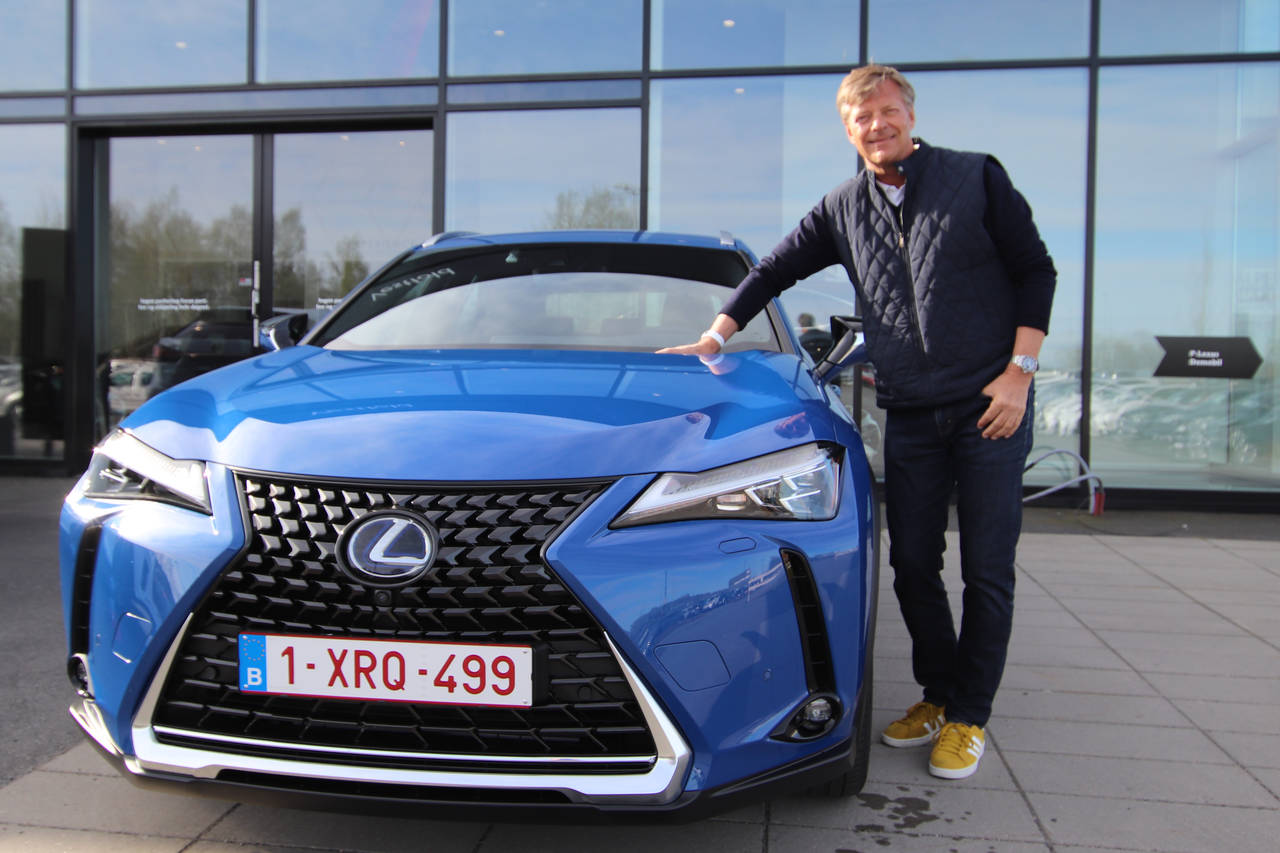 GARANTERER: Lexus-sjef Knut-Erik Jahnsen byr på lang batterigaranti med elbilen UX 300e. Foto: Importøren