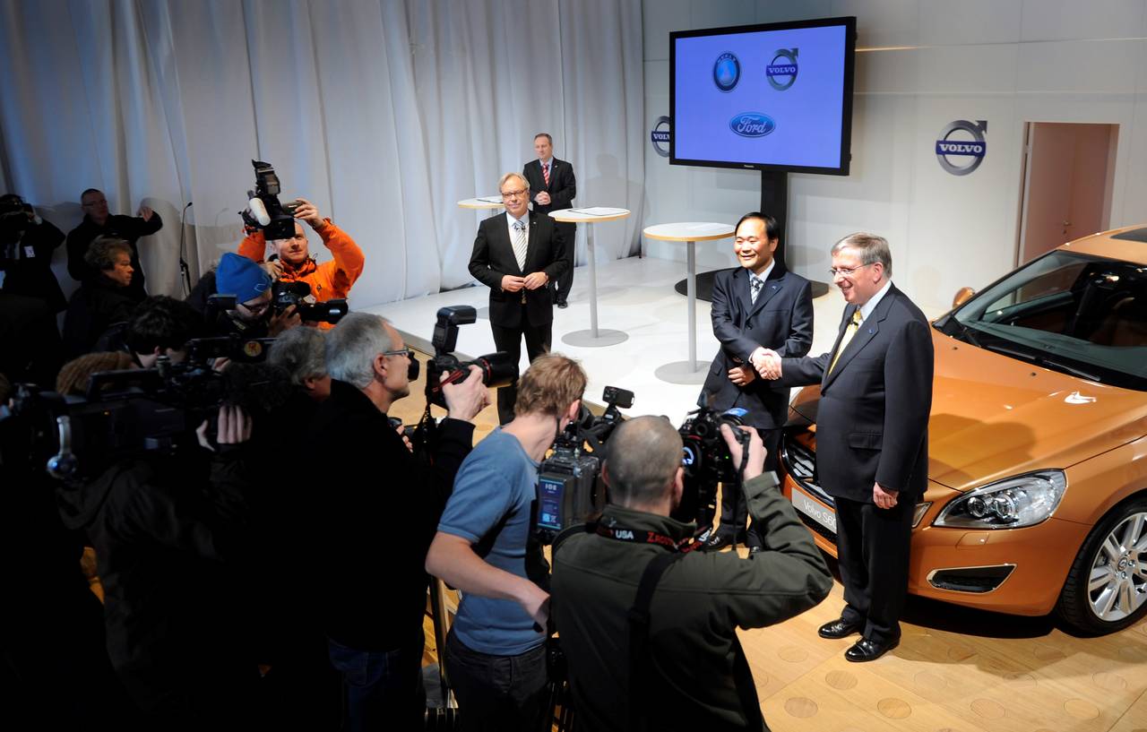 AVTALE: Representanter fra Ford og Geely undertegner avtalen der det kinesiske selskapet kjøper Volvo 28. mars 2010. Foto: / NTB