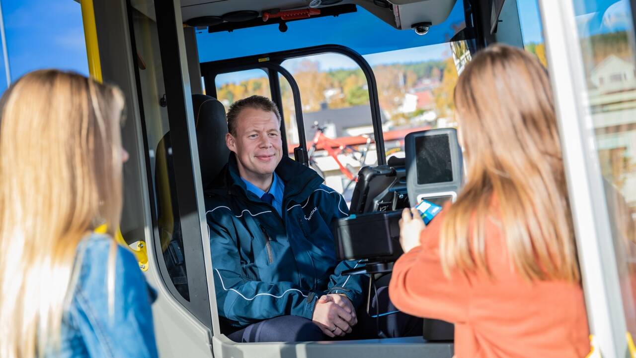 Pass på god avstand til både bussjåføren og andre passasjerer i disse dagar. (foto: Terje Aamodt)