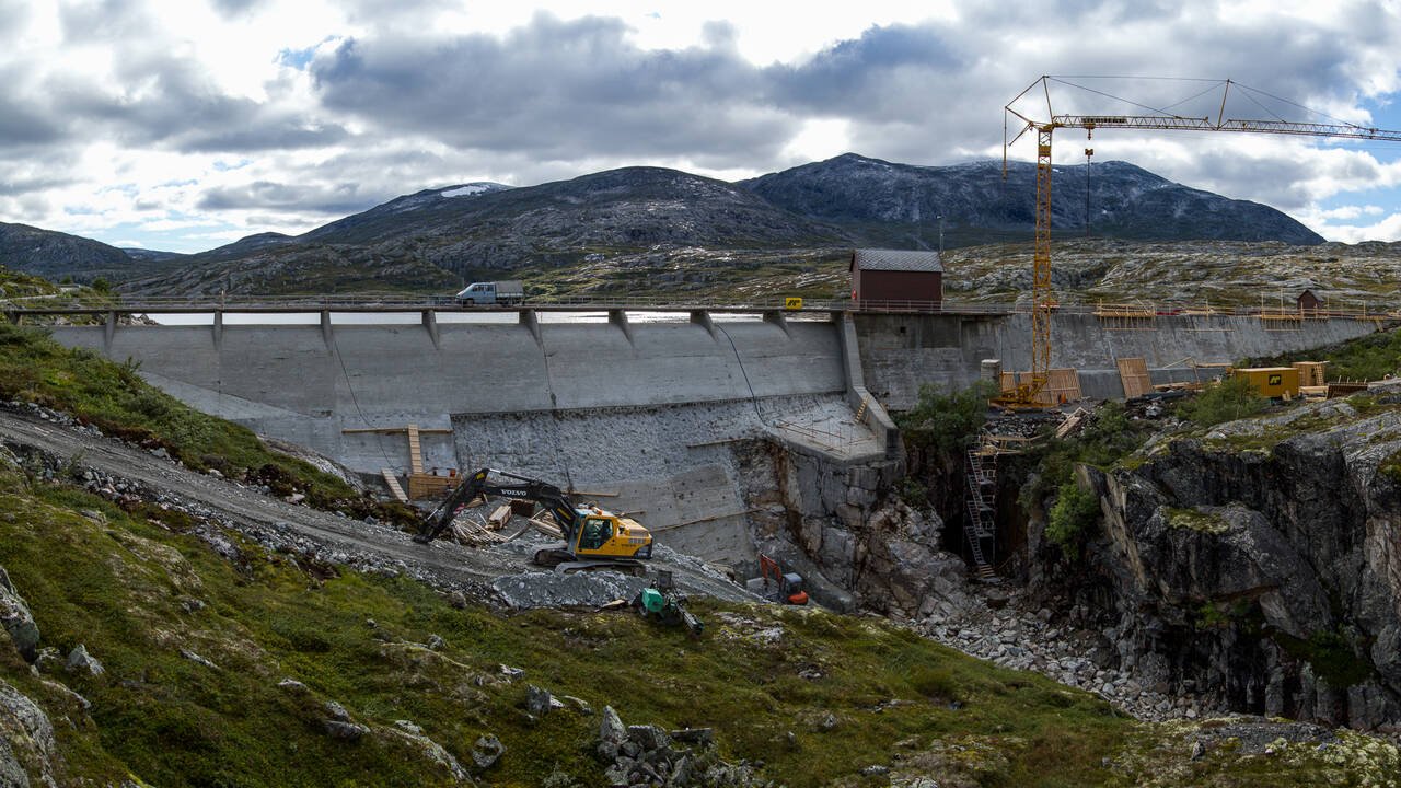 Illustrasjonsbilde av vannkraftutbygging. Her forsterkning av Holbudemningen i Sunndal. Foto: Steinar Melby