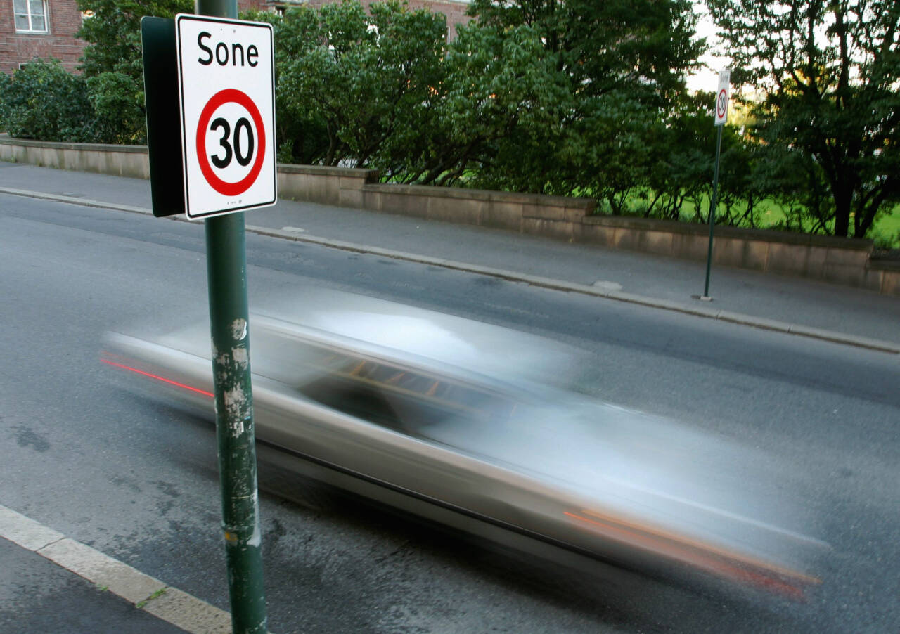 BRYTES: Data viser at bilister bryter fartsgrensen i 30-soner oftere enn de tror.Foto: Knut Fjeldstad / NTB