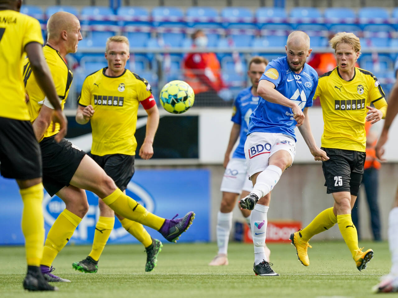 Eirik Hestad scorer Moldes ledermål mot finske KuPS i mesterligakvalifiseringen i fotball. Foto: Fredrik Hagen / NTB scanpix