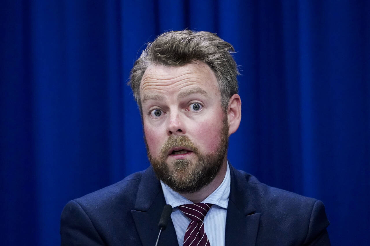 Arbeids- og sosialminister Torbjørn Røe Isaksen (H) sier mange fortsatt må vente på dagpenger fra Nav.Foto: Lise Åserud / NTB scanpix