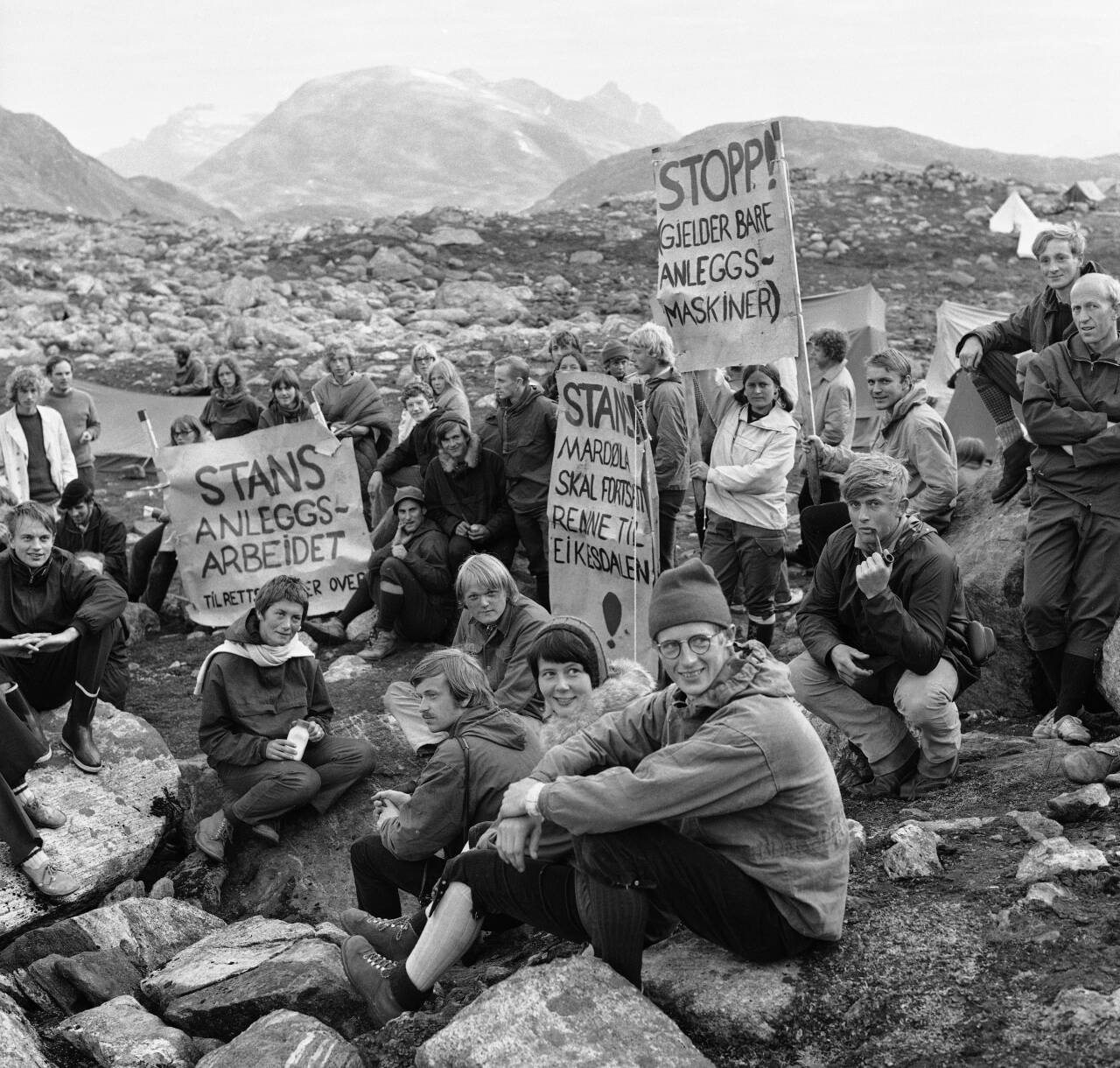 Mellom 100 og 200 demonstranter var samlet i fjellet mellom Rauma og Nesset sommeren 1970 for å aksjonere mot utbygging av Mardalsfossen. Bildet er fra 3. august 1970. Foto: Erik Thorberg / NTB scanpix