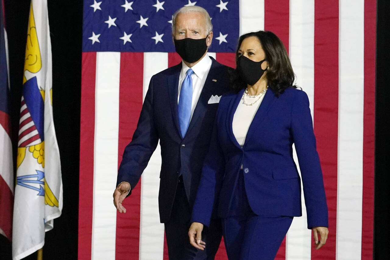 Joe Biden og hans visepresidentkandidat Kamala Harris står fram på scenen i Wilmington, der de to åpner valgkampen sammen. Foto: Carolyn Kaster / AP / NTB scanpix