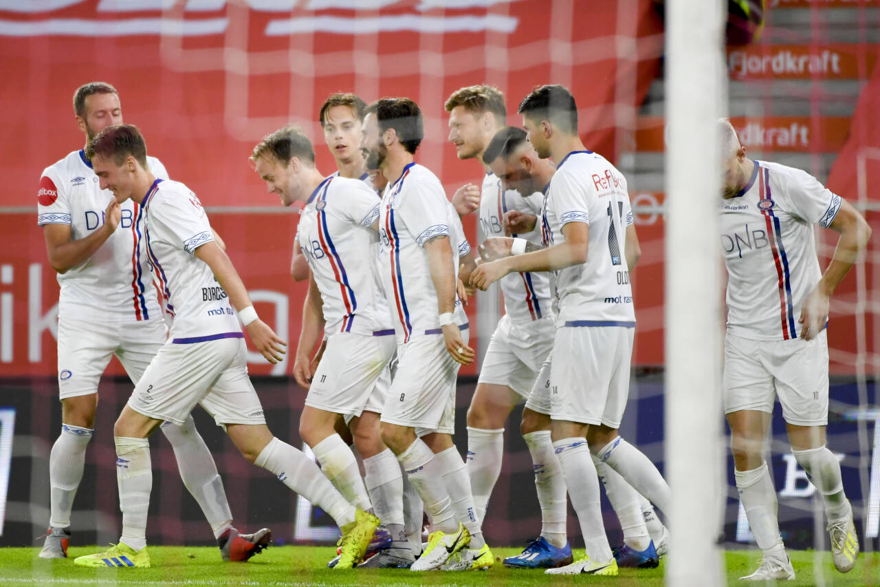 Vålerenga jubler etter at Bård Finne har sendt laget i ledelsen mot Brann. hans andre scoring under eliteseriekampen i fotball mellom Brann og Vålerenga på Brann Stadion. Foto: Marit Hommedal / NTB scanpix