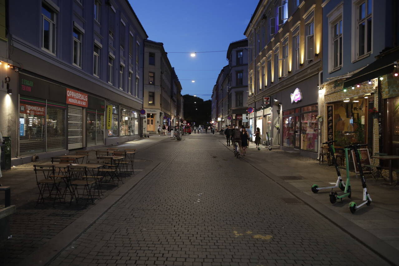 Fredag 7. august ble den siste natten folk kunne drikke alkohol på utestedene etter midnatt. Det har ført til roligere sentrumsgater, men til mer bråk i boligstrøk. Foto: Vidar Ruud / NTB scanpix