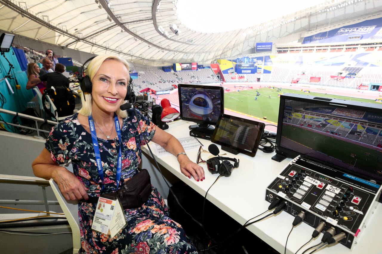 NRK-journalist og kommentator Karen-Marie Ellefsen i NRK under VM i friidrett 2019 i Doha i Qatar i Khalifa International Stadium. Foto: Lise Åserud / NTB scanpix.