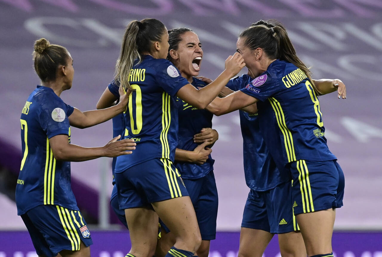 Amel Majri (i midten) jubler over sitt frisparkmål som til slutt ble matchvinnermålet for Lyon i kvartfinalen. Foto: Javier Soriano / AP / NTB scanpix