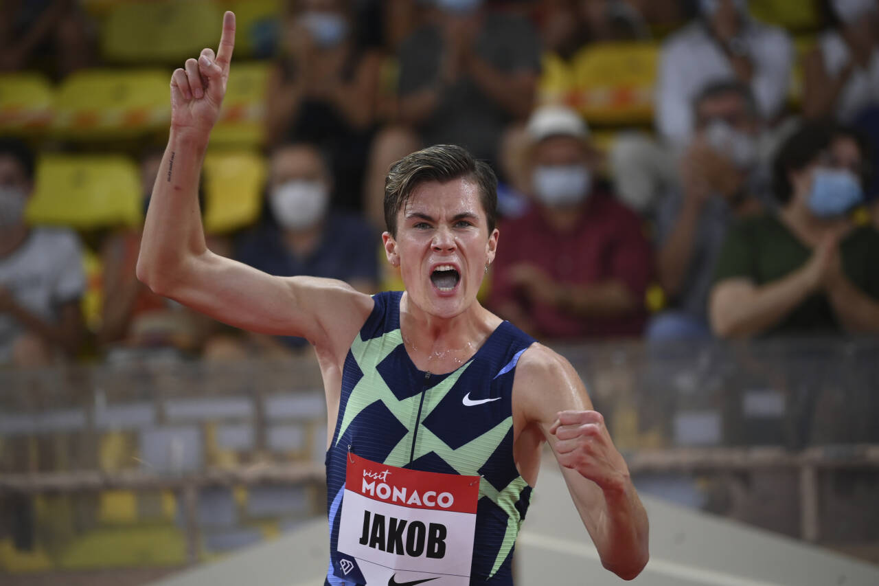 Jakob Ingebrigtsen kunne fredag juble for å ha løpt under 3.30 for første gang og samtidig satt europarekord på 1500 meter med sterke 3.28,68. Foto: Matthias Hingst, Pool via AP / NTB scanpix