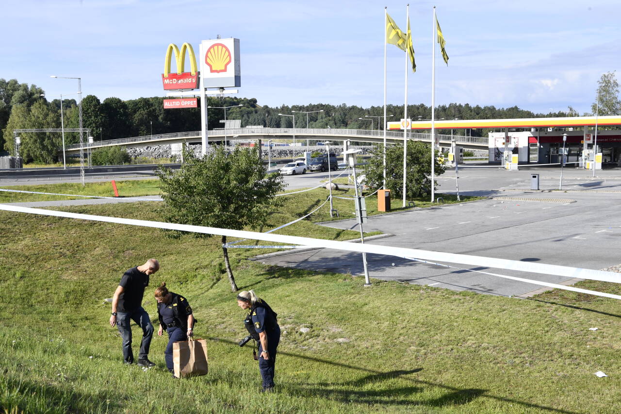 Ei jente på under 15 år er skutt og drept på en bensinstasjon i Botkyrka sør for Stockholm Foto: Naina Helén Jåma/ TT NYHETSBYRÅN / NTB scanpix