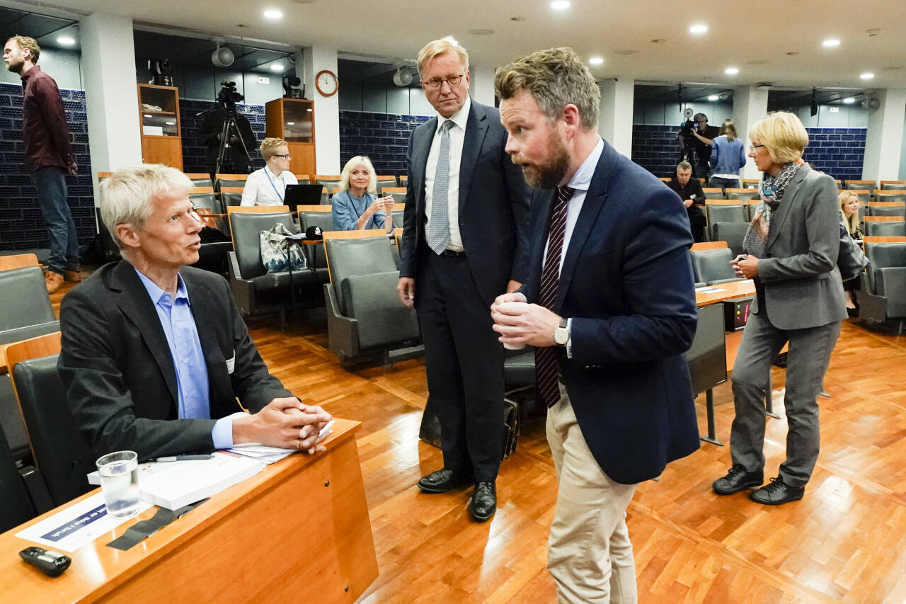 Nav og det ansvarlige departementet, tirsdag representert ved nyansatt Nav-direktør Hans Christian Holte (til venstre) og arbeids- og sosialminister Torbjørn Røe Isaksen (H) har hovedansvaret for at trygdeskandalen fikk et så enormt omfang, fastslo leder Finn Arnesen (i midten) da han redegjorde for granskernes funn. Foto: Lise Åserud / NTB scanpix