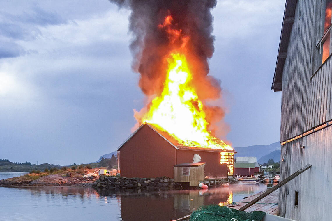 Flere gassflasker og en dieseltank står i naustet som brenner i Vikan i Hustadvika kommune i Møre og Romsdal. Naboer er bedt om å lukke vinduene. Foto: Geir Tverfjell / NTB scanpix