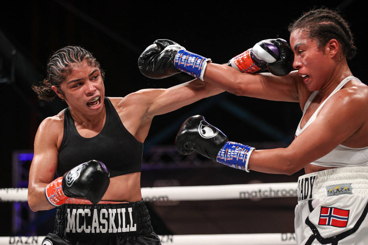 Cecilia Brækhus ble slått for første gang i karrieren. Jessica McCaskill slo den norske boksedronningen på poeng i Tulsa.Foto: Ed Mulholland / Matchroom / NTB scanpix