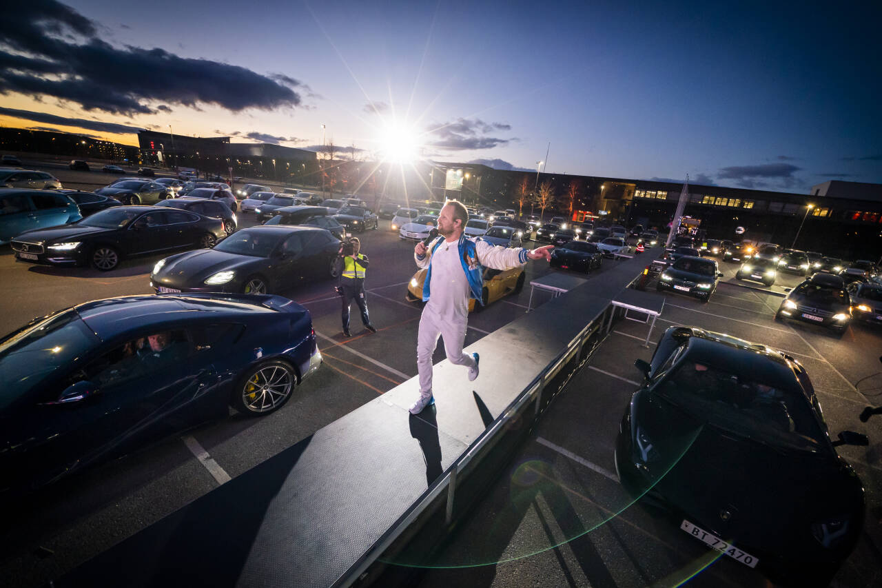 Hiphopgruppa Klovner i kamp synger for 200 biler under Norges første drive-in konsert på en parkeringsplass i Lillestrøm i april. Foto: Heiko Junge / NTB scanpix