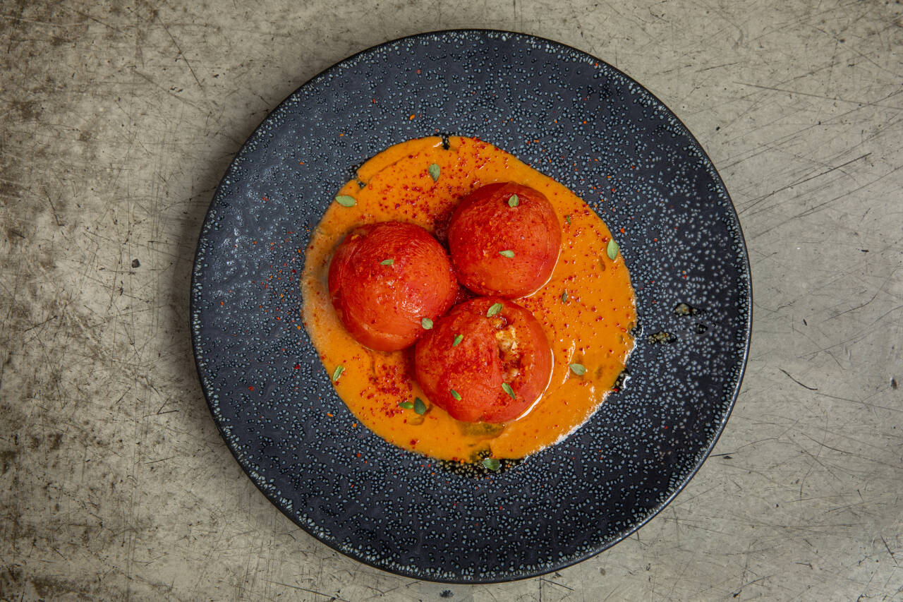 OVERRASKELSE: Inne i disse bakte tomatene skjuler det seg en god miks av sterk, aromatisk pølse, løk og ost.Foto: Tore Meek / NTB scanpix