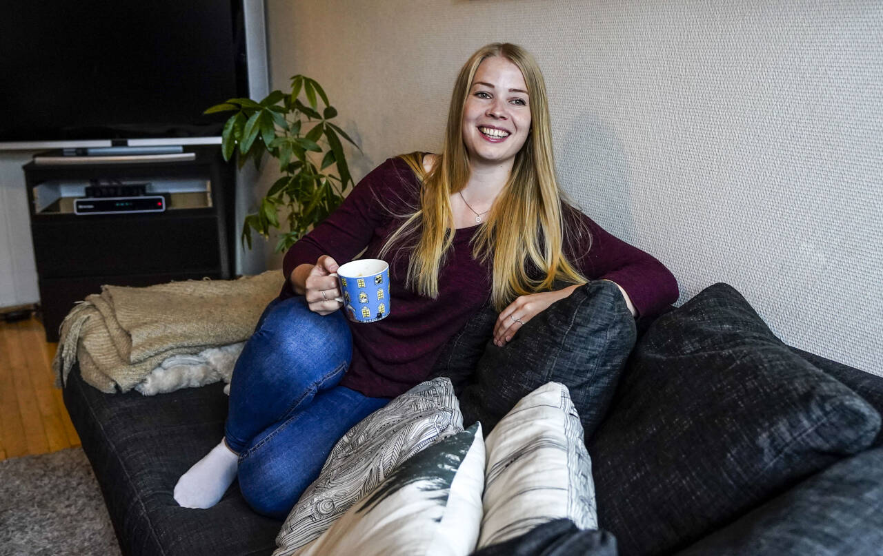 ET ORDENTLIG HJEM: Hanne Reitzel Bjerke (29) trives godt i kollektivet hvor hun har bodd i snart seks år. – Vi har vært opptatte av at leiligheten vi bor ikke bare skal være et sted vi sover, men et ordentlig hjem, sier hun. Foto: Lise Åserud / NTB scanpix