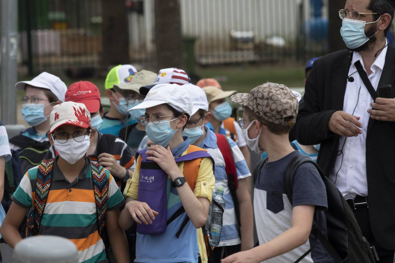 Israelske skoleelever iført munnbind for å begrense koronasmitte, slik Verdens helseorganisasjon anbefaler. Foto: Sebastian Scheiner/AP Photo/NTB scanpix. 