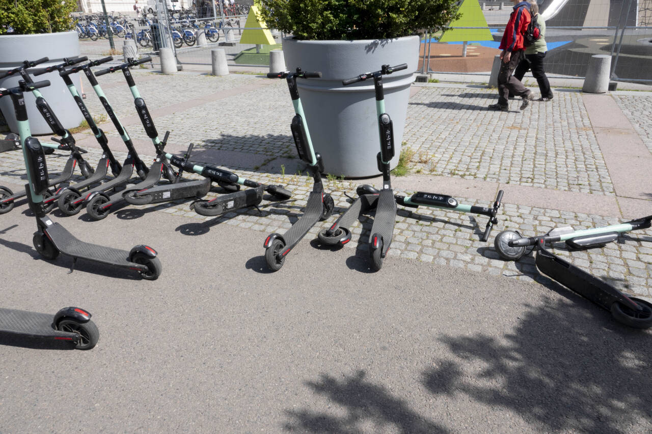 Elsparkesyklene regjerer i Oslo sentrum. Nå har samferdselsminister Knut Arild Hareide (KrF) bedt Statens vegvesen utrede forskriftsendringer til vegtrafikkloven. Foto: Geir Olsen / NTB scanpix