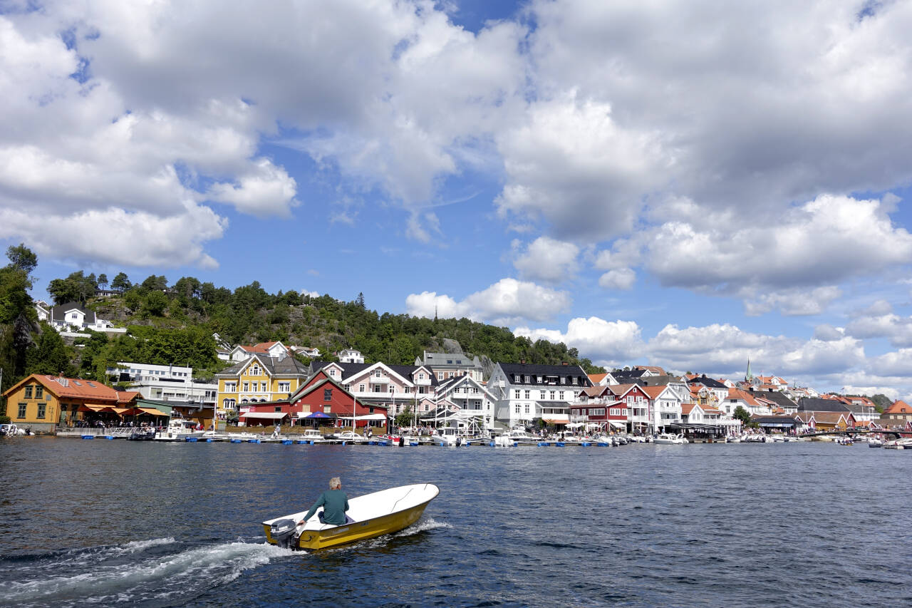 Sol, båter og turister på en sommerdag i Kragerø. Meteorologene varsler at det fortsatt skal være sommertemperaturer i Sør-Norge, så det er fullt mulig å ta en båttur den siste helga i august. Foto: Marianne Løvland / NTB scanpix