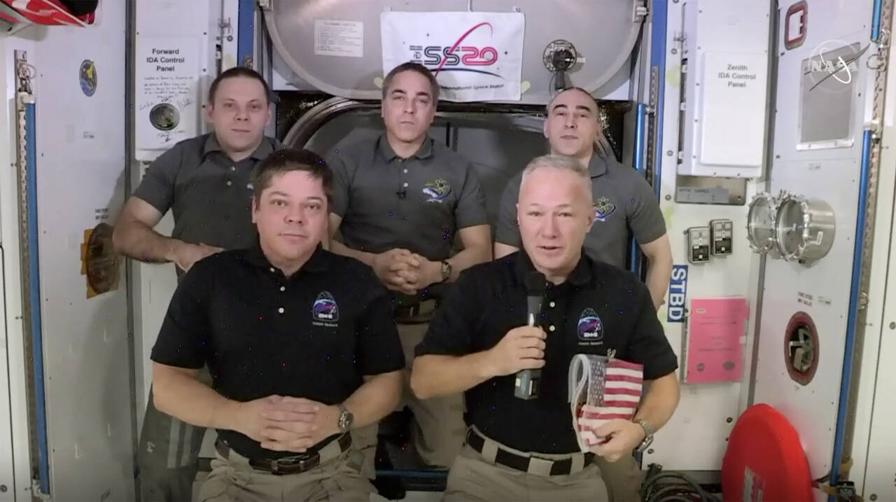 Bob Behnken og Doug Hurley blir intervjuet fra ISS lørdag. Foto: NASA via AP / NTB scanpix
