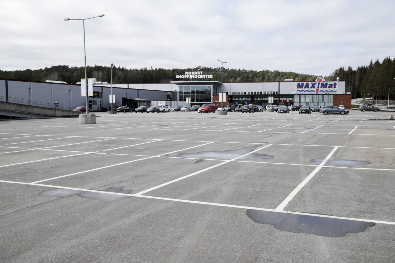 En nærmest tom parkeringsplass ved Nordby Shoppingsenter ved Svinesund i mars i år. Foto: Vidar Ruud / NTB scanpix