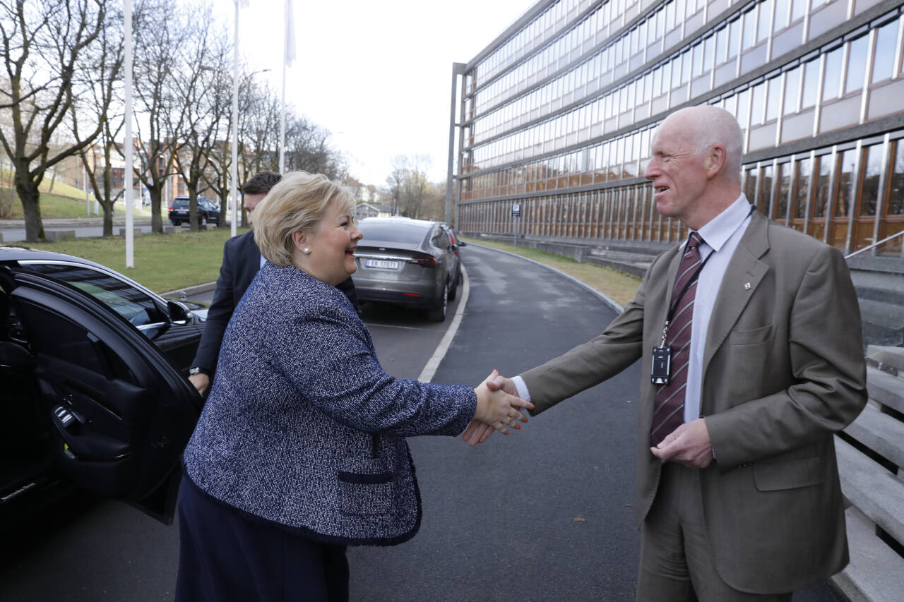 Tidligere NVE-direktør Per Sanderud håper politikerne leser ekspertrapporten han leverte til regjeringen i fjor, selv om statsminister Erna Solberg (H) i februar sa at de ikke ville gå videre med utvalgets forslag til endringer i vannkraftskatten. Bildet ble tatt i 2018, da Sanderud fortsatt var sjef for NVE. Arkivfoto: Ole Berg-Rusten / NTB scanpix