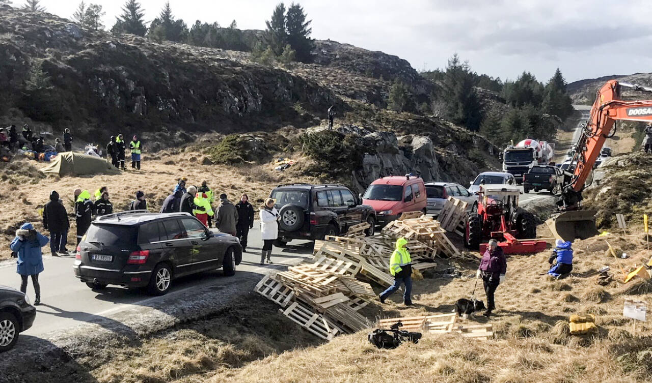 Illustrasjonsbilde av tidlige demonstrasjoner mot vindkraftutbyggingen på Frøya. Her har politiet bøtelagt demonstrantenes biler som står langs veien på Frøya. Foto: NTB