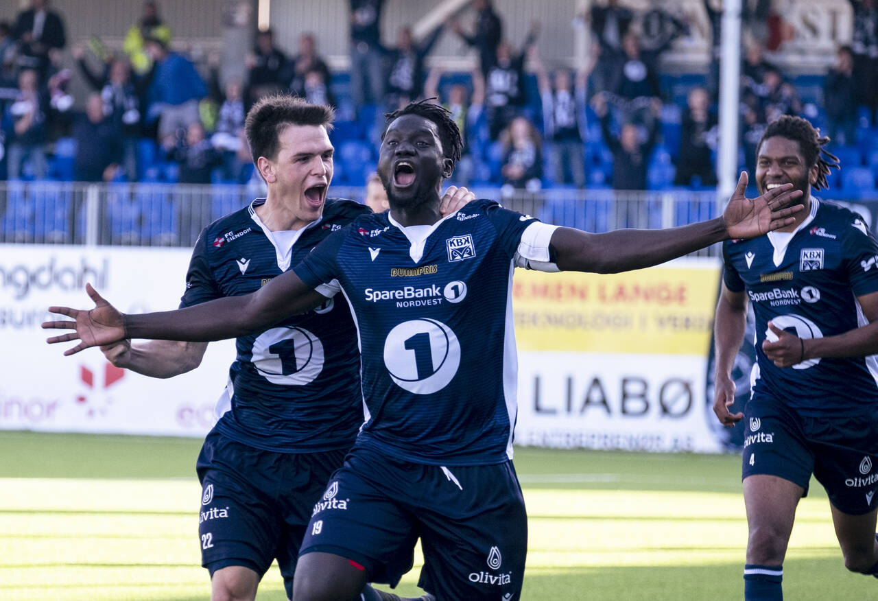 Aliou Coly og KBK gutter jubler etter 3–2 scoring under eliteseriekampen i fotball mellom Kristiansund og Start på Kristiansund stadion. Foto: Ned Alley / NTB scanpix