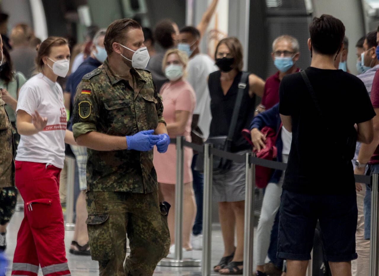 Tyske soldater organiserer koronatesting på flyplassen i Frankfurt. Tyskland opplever en økning i smittetilfeller for tida. Foto: Michael Probst / AP / NTB scanpix