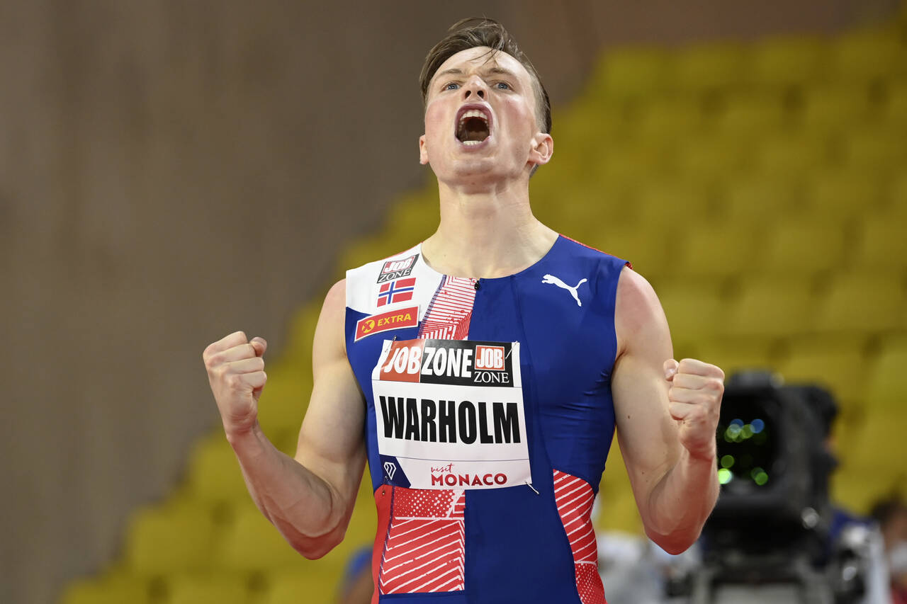 Karsten Warholm jubler for seier i Diamond League-stevnet i Monaco på den sterke tiden 47,10, som er stevnerekord. Foto: Matthias Hangst, Pool via AP / NTB scanpix