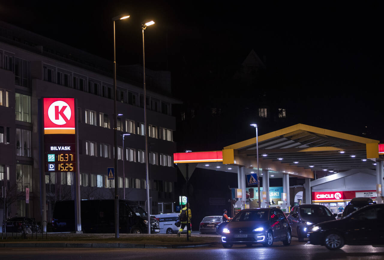Flere har oppsøkt bensinstasjonene i Norge i sommer enn tilsvarende periode i fjor, viser tall over omsetningen som Virke Servicehandel la fram tirsdag. Foto: Terje Pedersen / NTB scanpix