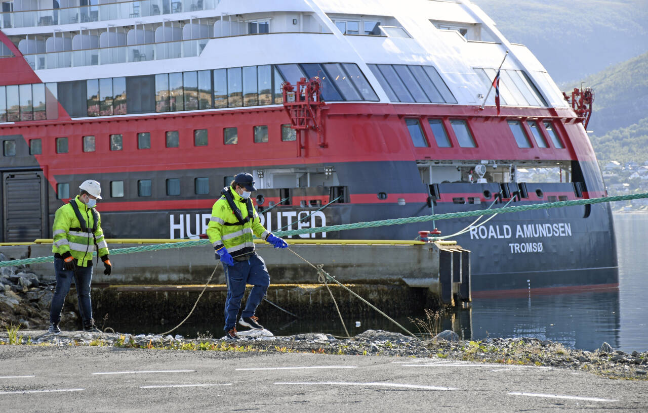 41 ansatte og 21 passasjerer testet positivt på koronaviruset etter utbrudd på seilasene med hurtigruteskipet Roald Amundsen. Foto: Rune Stoltz Bertinussen / NTB scanpix